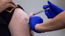 vacuna covid brazo inyectadora